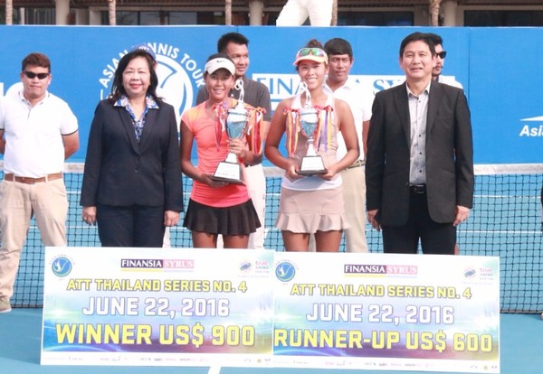 นางพรพริ้ง สุขสันติสุวรรณ (ซ้าย) กรรมการผ...