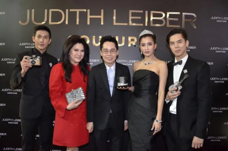 “ปู– ไปรยา” สวยเลอค่าฉลองโสด ควงสองหนุ่มฮอต “พีช – พุฒ” อวดกระเป๋าหรูหลักแสน