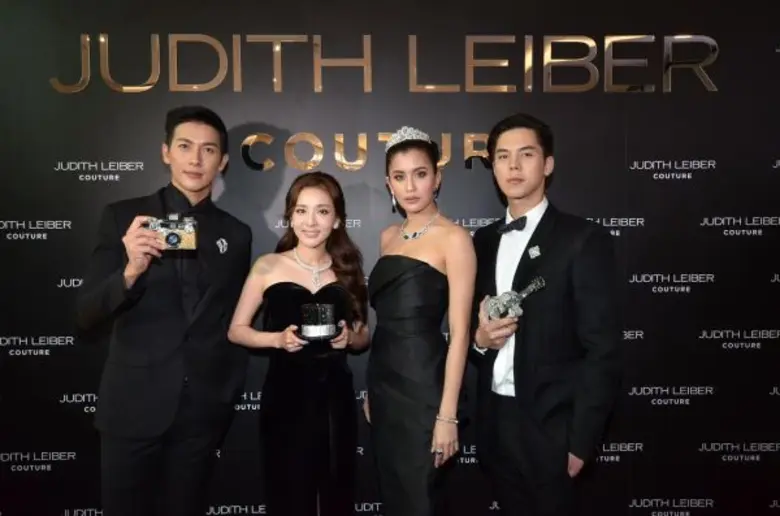 “ปู– ไปรยา” สวยเลอค่าฉลองโสด ควงสองหนุ่มฮอต “พีช – พุฒ” อวดกระเป๋าหรูหลักแสน