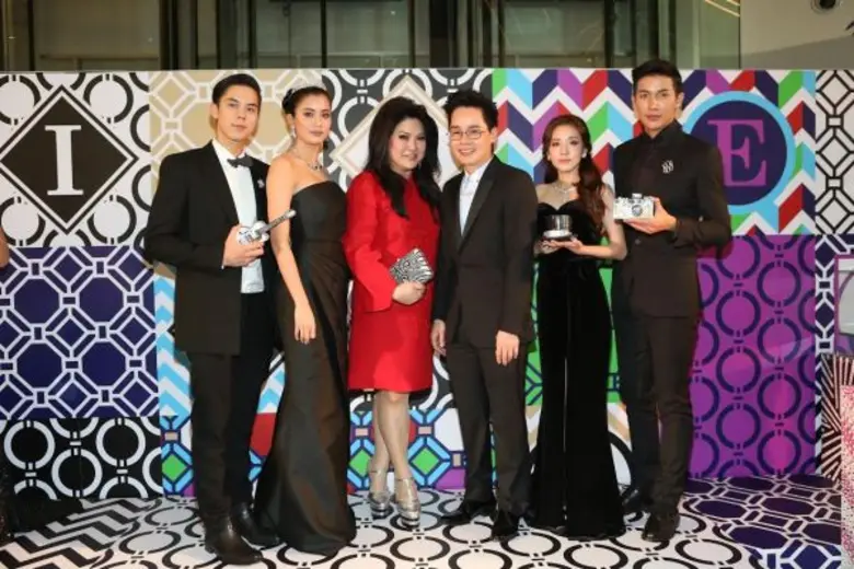 “ปู– ไปรยา” สวยเลอค่าฉลองโสด ควงสองหนุ่มฮอต “พีช – พุฒ” อวดกระเป๋าหรูหลักแสน