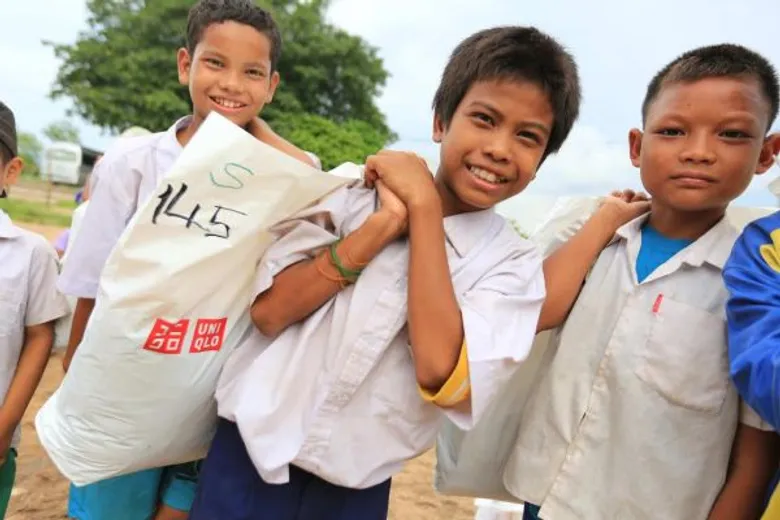 ยูนิโคล่ รวมพลังส่งต่อความอบอุ่นและความสุข มอบเสื้อผ้ากว่า 30,000 ชิ้น จาก โครงการ 10 Million Ways to HELP ให้ผู้ขาดแคลนในจังหวัดตาก
