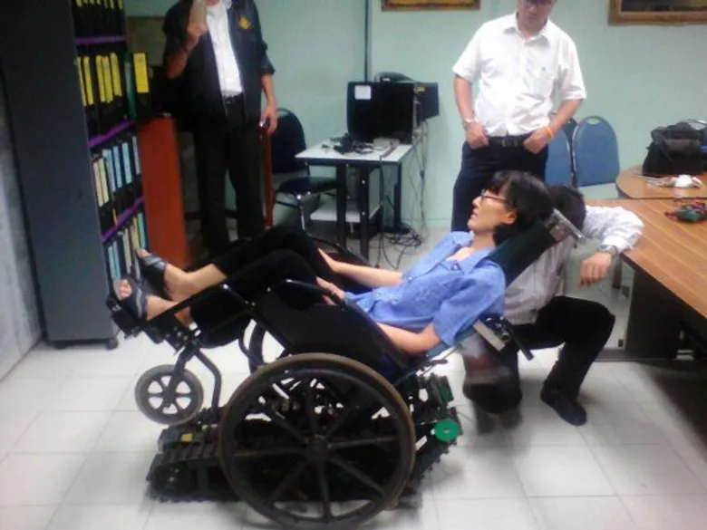 รถเข็นไฟฟ้าขึ้นบันได นวัตกรรมช่วยเคลื่อนย้ายผู้ป่วยขึ้น-ลงบันได