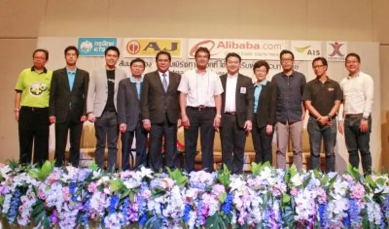 นายณัฐวัชร์ วรนพกุล (ที่1 จากขวา) ประธานเ...