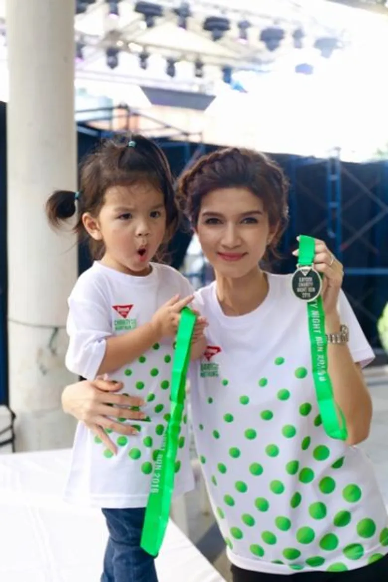 “นาวิน ต้าร์ - โบว์ แวนด้า น้องมะลิ” นำทีม วิ่งอิ่มบุญ สุดสตรอง “ไบกอน แชริตี้ ไนท์ รัน 2016”