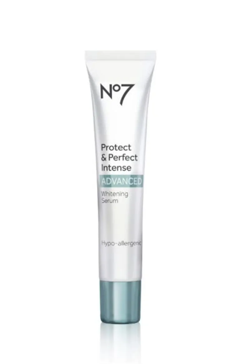 No7 โพรเท็ค แอนด์ เพอร์เฟ็ค อินเทนซ์ แอดวานซ์ ไวท์เทนนิ่ง เซรั่ม ใหม่ เซรั่มลดเลือนริ้วรอย พร้อมคืนผิวขาวกระจ่างใสในหนึ่งเดียว