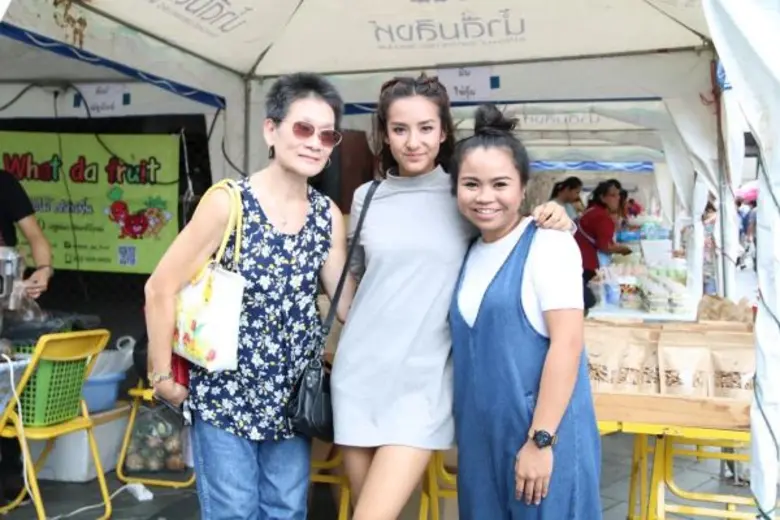 ตลาดนัดดารา วิก 3 แฟนคลับคับคั่งแห่ร่วมทำบุญ พร้อม ช็อป ชม ชิม สินค้าและร่วมถ่ายภาพดารานักแสดง