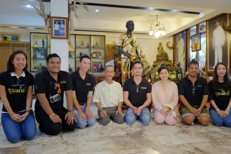 แรงใจเต็มเปี่ยม นักแสดง-ผู้กำกับ พร้อมผู้บริหารสหมงคลฟิล์ม ยกทีมสู่นครศรีธรรมราชกราบสักการะ “ท่านขุนพันธ์” ตั้งใจทำหนังดีพิสูจน์พลังแห่งศรัทธา ปลื้มและฟินสุดๆแฟนๆแห่ต้อนรับอย่างล้นหลาม