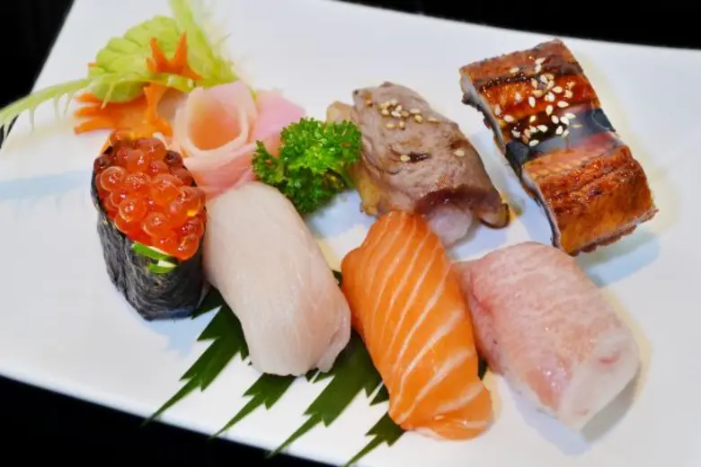 ซูชิจัดเต็ม มาอิ่มอร่อยจัดเต็ม กับซูชิหลา...