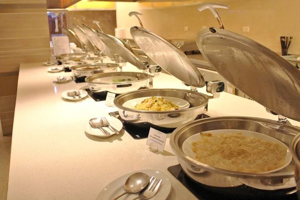 อิ่มอร่อยกับบุฟเฟ่ต์ International Dinner Buffet ที...