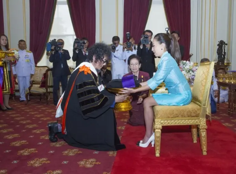 ม.กรุงเทพถวายปริญญานิติศาสตรดุษฎีบัณฑิตกิตติมศักดิ์