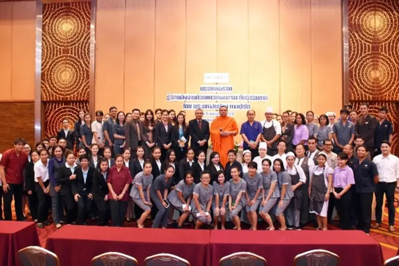 คุณชุณหวรรณ และคุณลักษณ์วรรณ วงศ์วรการ กร...