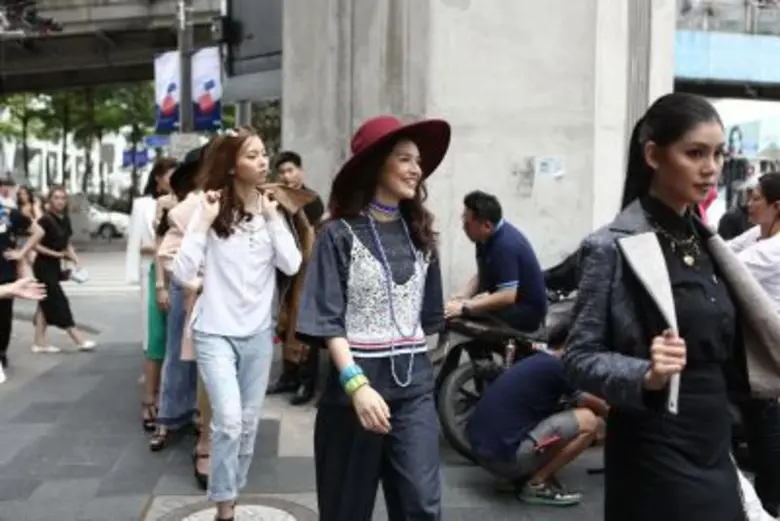 “นางสาวไทย2559 เดอะเรียลลิตี้” อวดโฉมท้าทายชาเลนจ์ “City Runway แยกราชประสงค์” ไทยมุงกำลังใจเพียบ