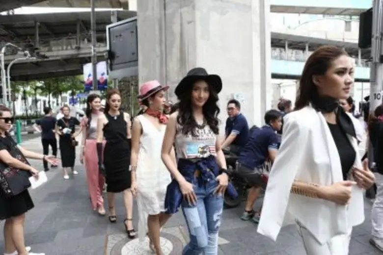 “นางสาวไทย2559 เดอะเรียลลิตี้” อวดโฉมท้าทายชาเลนจ์ “City Runway แยกราชประสงค์” ไทยมุงกำลังใจเพียบ
