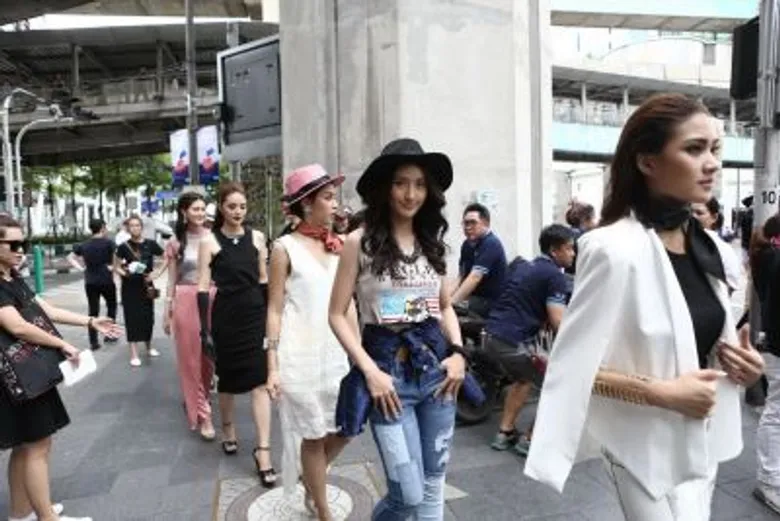 “นางสาวไทย2559 เดอะเรียลลิตี้” อวดโฉมท้าทายชาเลนจ์ “City Runway แยกราชประสงค์” ไทยมุงกำลังใจเพียบ