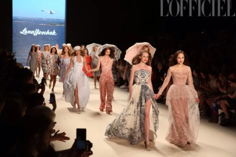 “ชมพู่-อารยา” ร่วมชมงานแฟชั่นโชว์ระดับโลก "Berlin Fashion Week 2016" ในฐานะแบรนด์แอมบาสเดอร์  “เมอร์เซเดส-เบนซ์ ไทยแลนด์” และ “ลอฟฟีเซียล ไทยแลนด์”