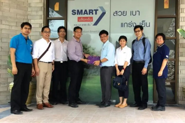 นายรังสี ทีปกรสุขเกษม (กลางขวา) กรรมการผู...