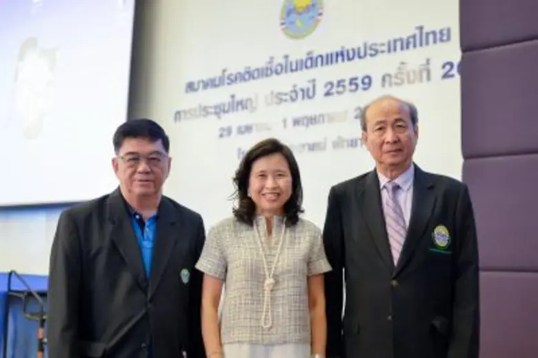 รศ.(พิเศษ)นพ.ทวี โชติพิทยสุนนท์ (ขวาสุด) ...
