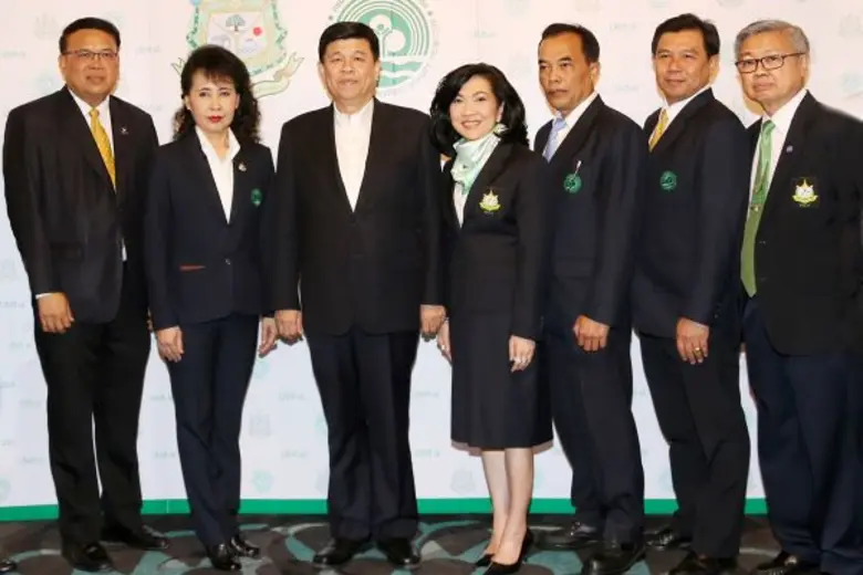 พลเอก สุรศักดิ์ กาญจนรัตน์ (คนที่ 3 จากซ้...
