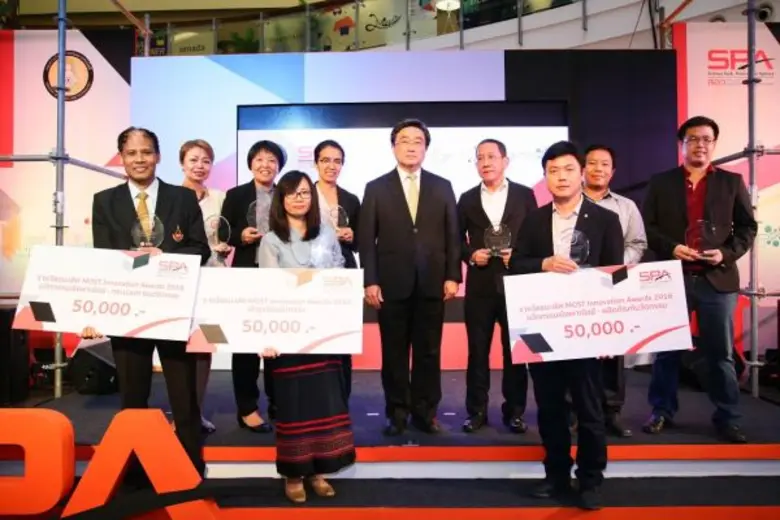 รศ.ดร.วีระพงษ์ แพสุวรรณ (แถวหลัง-กลาง) ปล...
