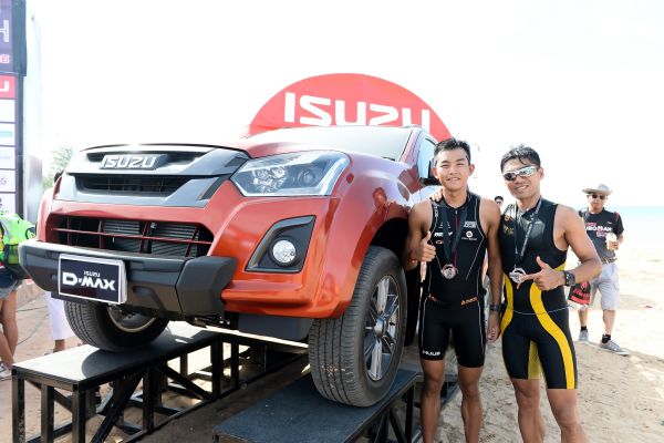 อีซูซุร่วมยินดีนักแข่งไทยกวาดแชมป์ไตรกีฬา “อีซูซุ โรโบแมน ไตรกีฬา 2559”