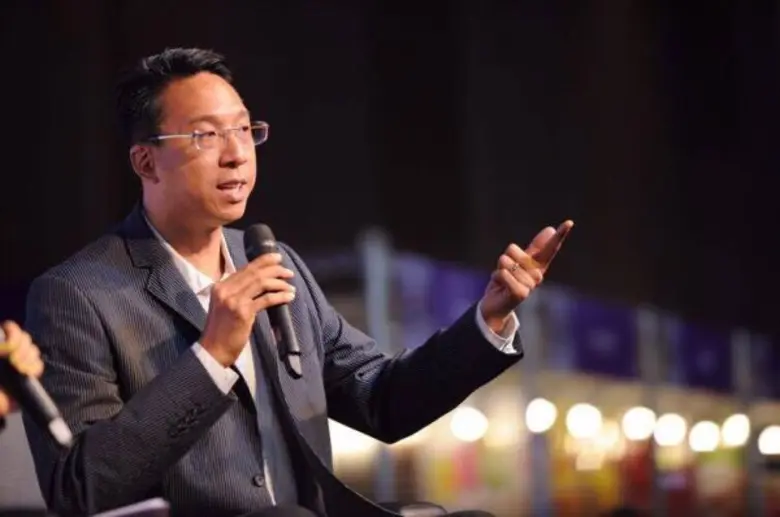นายสันติพงศ์ พิมลแสงสุริยา ประธานกรรมการบริหาร กลุ่...