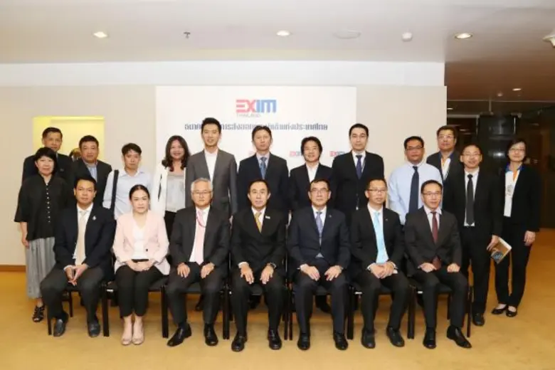 นายพิศิษฐ์ เสรีวิวัฒนา (แถวนั่ง กลาง) กรร...