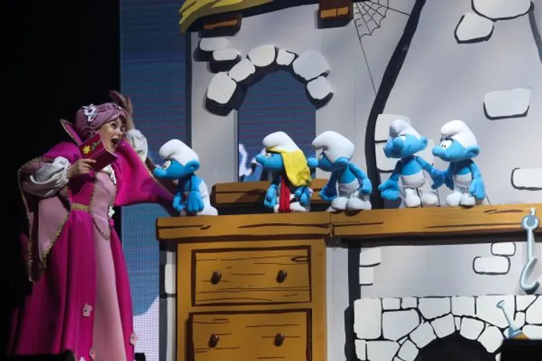 “บอย ปกรณ์-น้องวันใหม่” สัมผัสความตระการตา The SMURFS Live on Stage Bangkok 2016