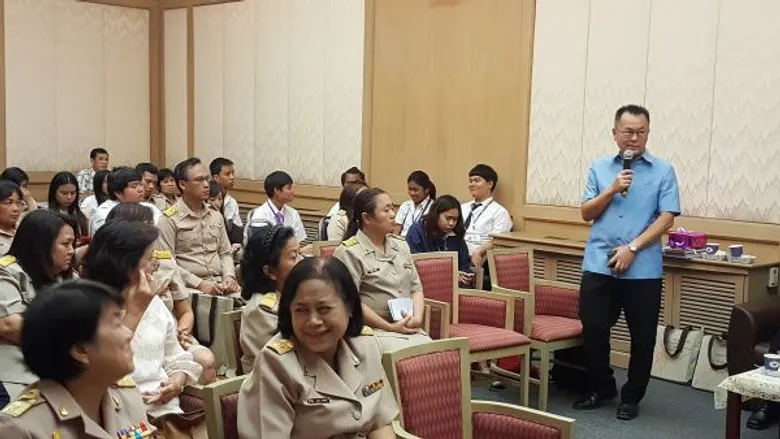 กรมศิลปากร ร่วมกับ สวทช. ดำเนินโครงการระบบสื่อสาระออนไลน์ เพื่อการเรียนรู้ทางไกล เฉลิมพระเกียรติสมเด็จพระเทพรัตนราชสุดาฯ สยามบรมราชกุมารี เนื่องในวโรกาสฉลองพระชนมายุ ๕ รอบ ๒ เมษายน ๒๕๕๘