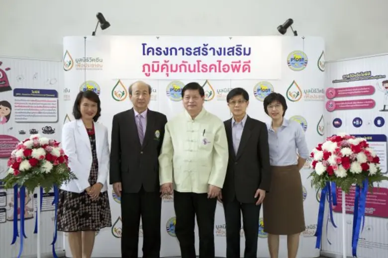 ศ.คลินิก นพ.วัฒนา นาวาเจริญ (กลาง) คณบดีค...