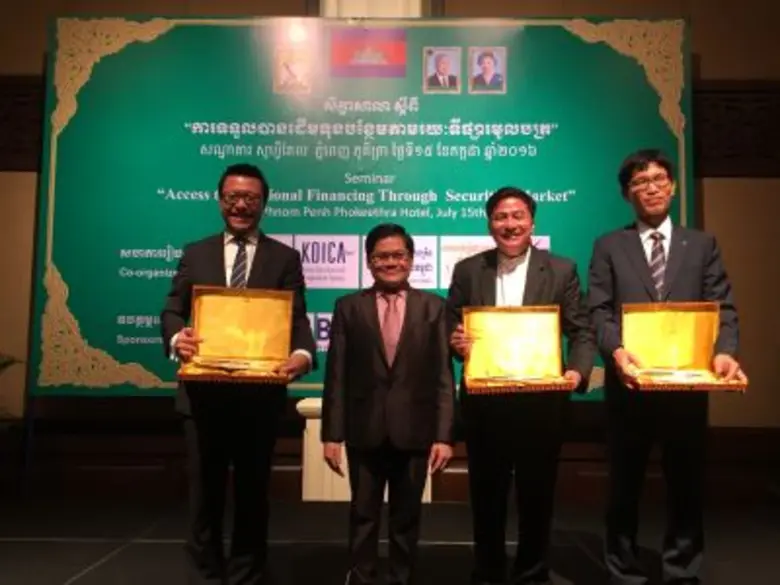 คุณสมภพ ศักดิ์พันธ์พนม (กลางขวา) ประธานกร...