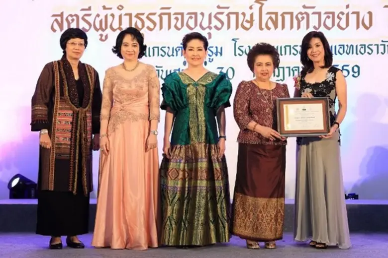 คุณนุสรา (อัสสกุล) บัญญัติปิยพจน์(ขวา)กรร...
