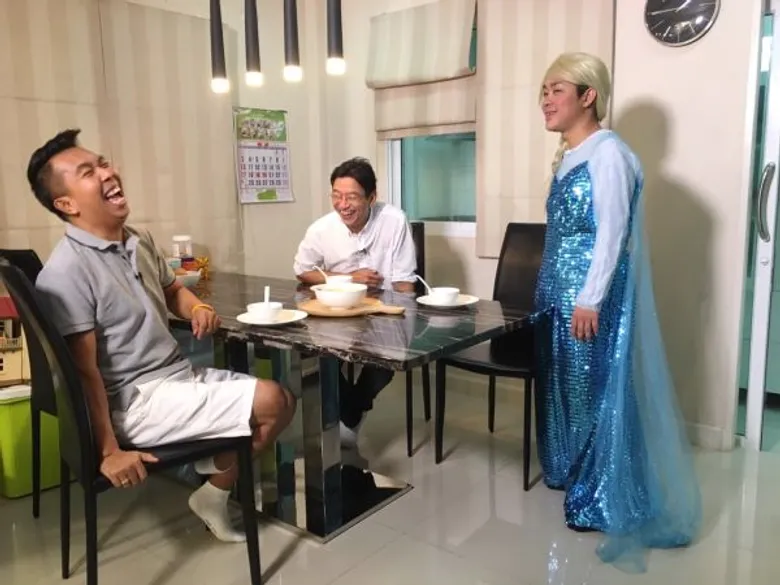 ทีวีไกด์: รายการ "ที่นี่หมอชิต" “บร๊ะเจ้าโจ๊ก” หลังเลิกใช้นามสกุล “โซคูล” ไม่ต้องรักษาภาพ...ชีวิตสุดแฮ๊ปปี้บ้าบอตามภาษา