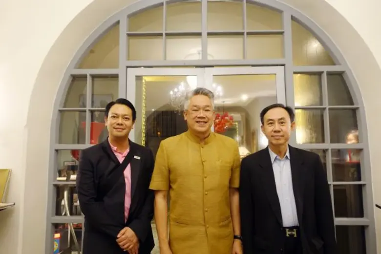 นายพิศิษฐ์ เสรีวิวัฒนา (ขวา) กรรมการผู้จั...
