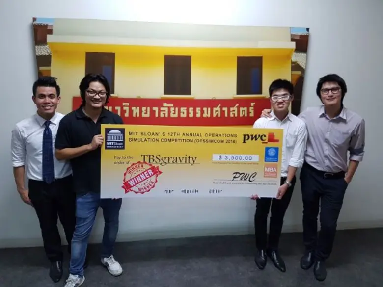 นักศึกษา ป.โท MBA มธ. เจ๋ง! คว้ารางวัลชนะเลิศ การแข่งขันบริหารโรงงานสมมุติ จากเวทีระดับโลก MIT Sloan ปี 2016