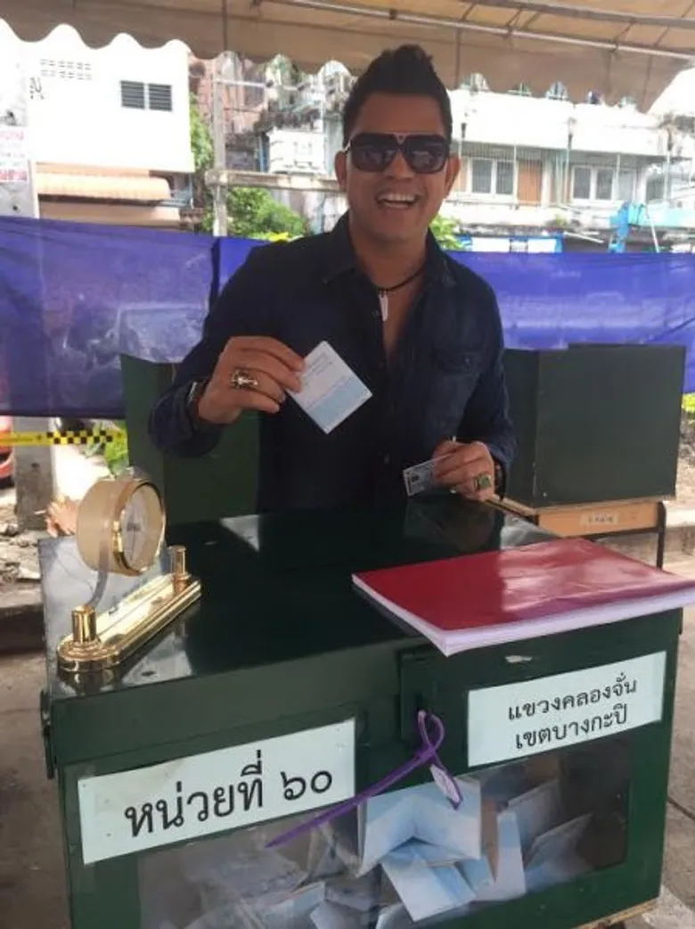ฟิล์ม-กระแต-บ่าววี นำทีมดารา-ศิลปิน ลงประชามติ