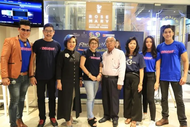 แฟนคลับเฮ! กระทบไหล่ “เคน ภูภูมิ-วาววา” ร่วมกิจกรรม “คงกระพันนารี พันท่าลีลาโดนใจ”