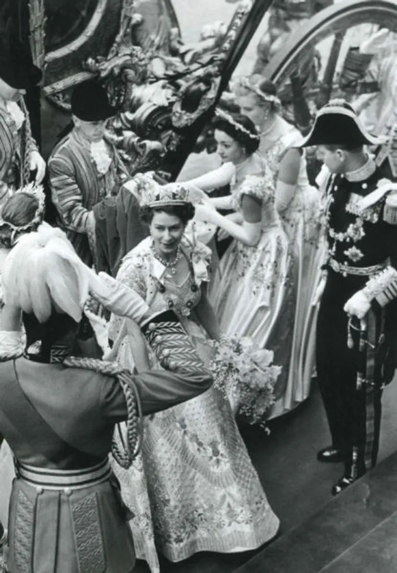 80 ปี “โรเฌร์ วิวีเยร์” กับ สัญลักษณ์สี่เหลี่ยมบัคเคิลเรียบหรู เด่นสง่า ข้างกายคนดังระดับโลก