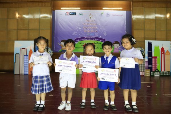 'น้องถิงถิง’สาวน้อยปัตตานี และ 'น้องปราง’สาวน้อยสุราษฎร์ธานี คว้าแชมป์หนูน้อยยอดนักเล่านิทานประจำ 'ภาคใต้’