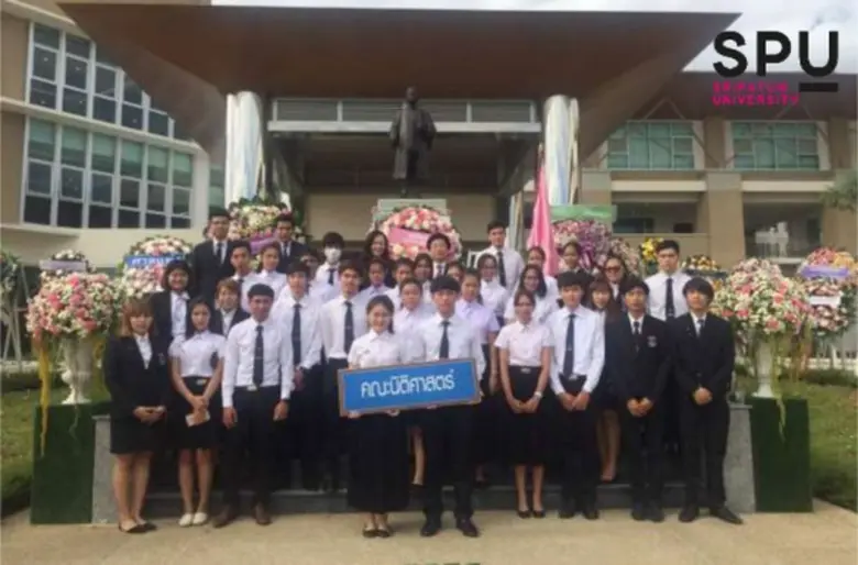 คณะนิติศาสตร์ มหาวิทยาลัยศรีปทุม นำนักศึก...