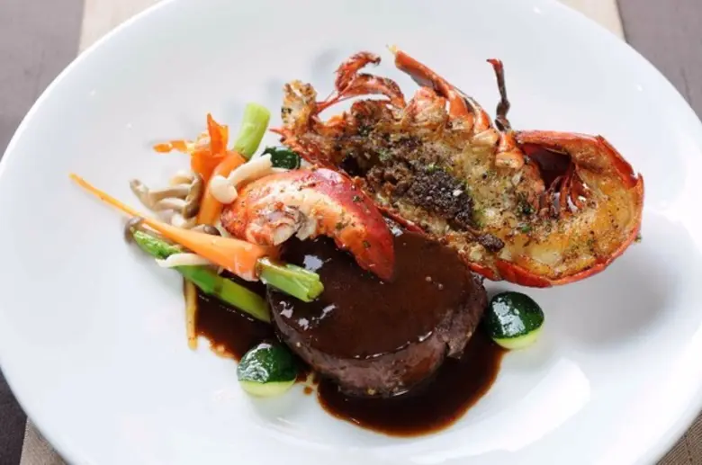 โรงเรมอัล มีรอซ (Al Meroz) มิติใหม่แห่งการพักผ่อนใน...