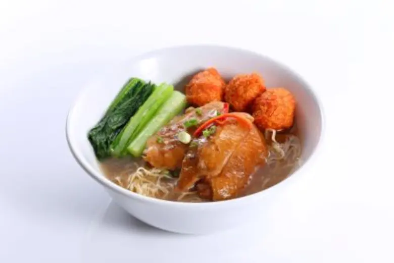 ฮ่องกง คาเฟ่ นำเสนอชุดเมนูสุดคุ้ม บะหมี่ไก่ซีอิ๊วกับลูกชิ้นปลาแซลมอน เพียง 179 บาท