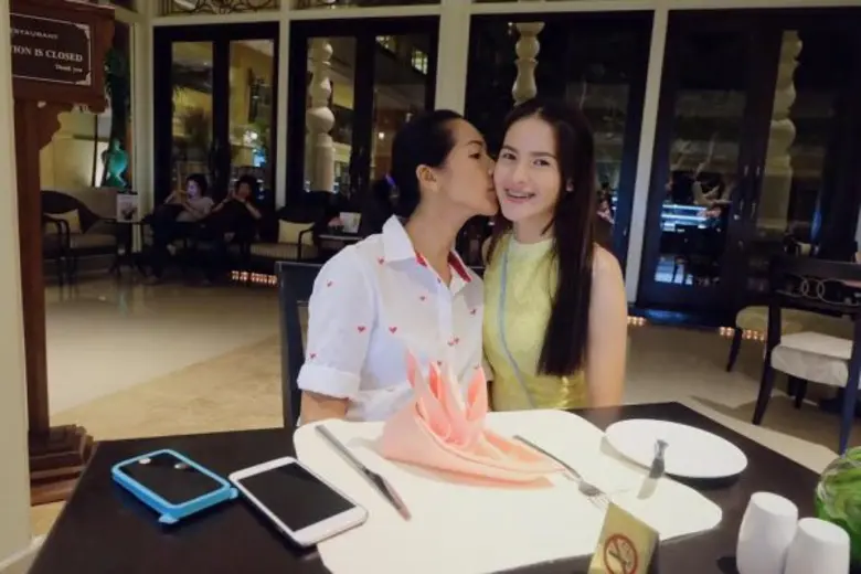 มิสทีน ไทยแลนด์ สาววัยทีนแท็คทีม หอมแก้ม บอกรักแม่ รับวันแม่แห่งชาติ เผย ครอบครัวสำคัญที่สุด