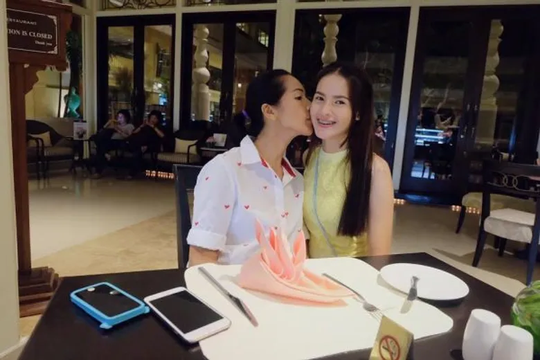 มิสทีน ไทยแลนด์ สาววัยทีนแท็คทีม หอมแก้ม บอกรักแม่ รับวันแม่แห่งชาติ เผย ครอบครัวสำคัญที่สุด