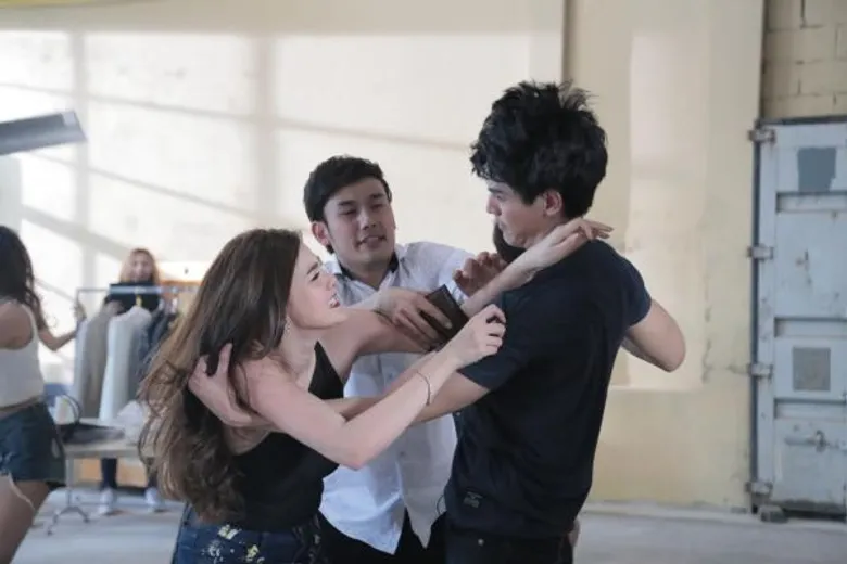 “ดิว” บุกตบ “ป๊อบ” กลางกองถ่าย แค้นแย่ง “ท๊อป”