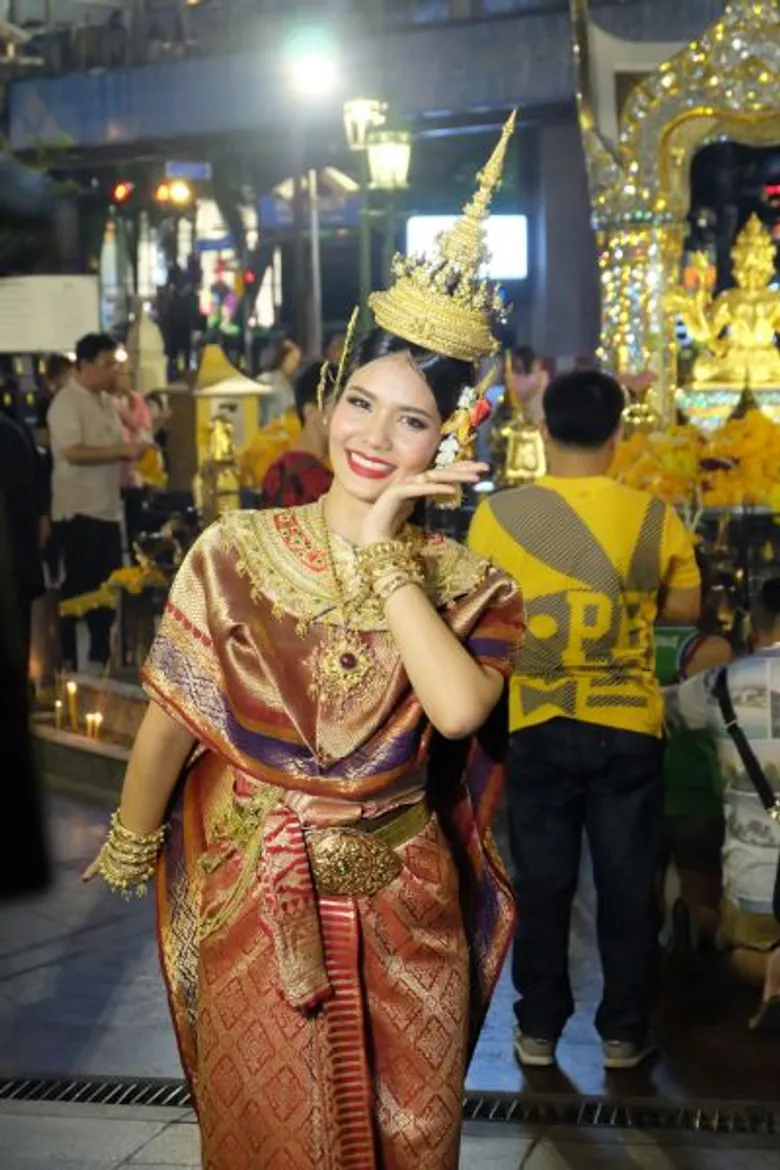 น้ำตาล- ชลิตา ส่วนเสน่ห์ มิสยูนิเวิร์สไทยแลนด์ 2016 รำถวายสักการะขอพรท้าวมหาพรหม
