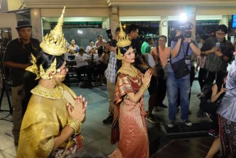 น้ำตาล- ชลิตา ส่วนเสน่ห์ มิสยูนิเวิร์สไทยแลนด์ 2016 รำถวายสักการะขอพรท้าวมหาพรหม