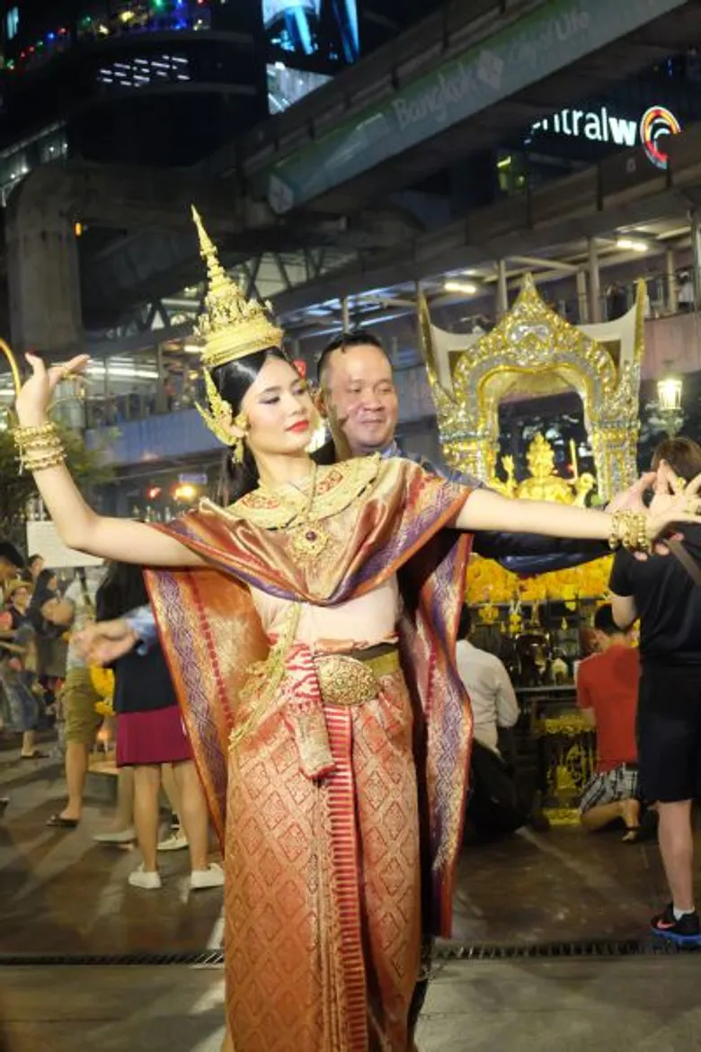 น้ำตาล- ชลิตา ส่วนเสน่ห์ มิสยูนิเวิร์สไทยแลนด์ 2016 รำถวายสักการะขอพรท้าวมหาพรหม