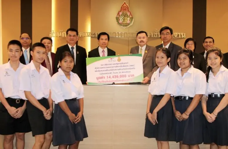 นายณรงค์ศักดิ์ ภูมิศรีสอาด (แถวหลังที่ 5 ...