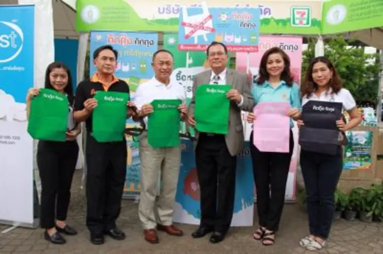 บัญญัติ คำนูณวัฒน์ (ที่ 3 จากซ้าย) ผู้ช่วยกรรมการผู...