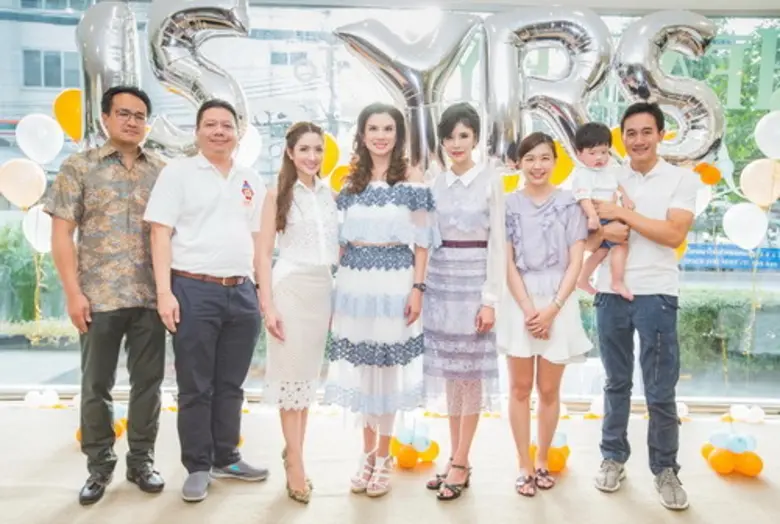 นนทกานต์ ทัพพะรังสี อึง (กลาง) กรรมการผู้...